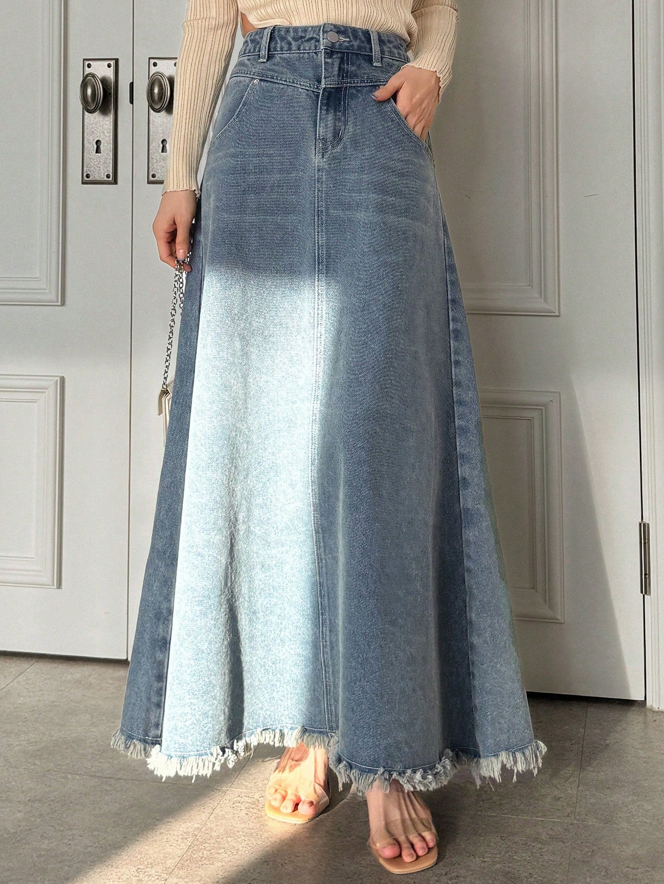 Women Long Denim Skirt With Inserted Pockets And Frayed Hem