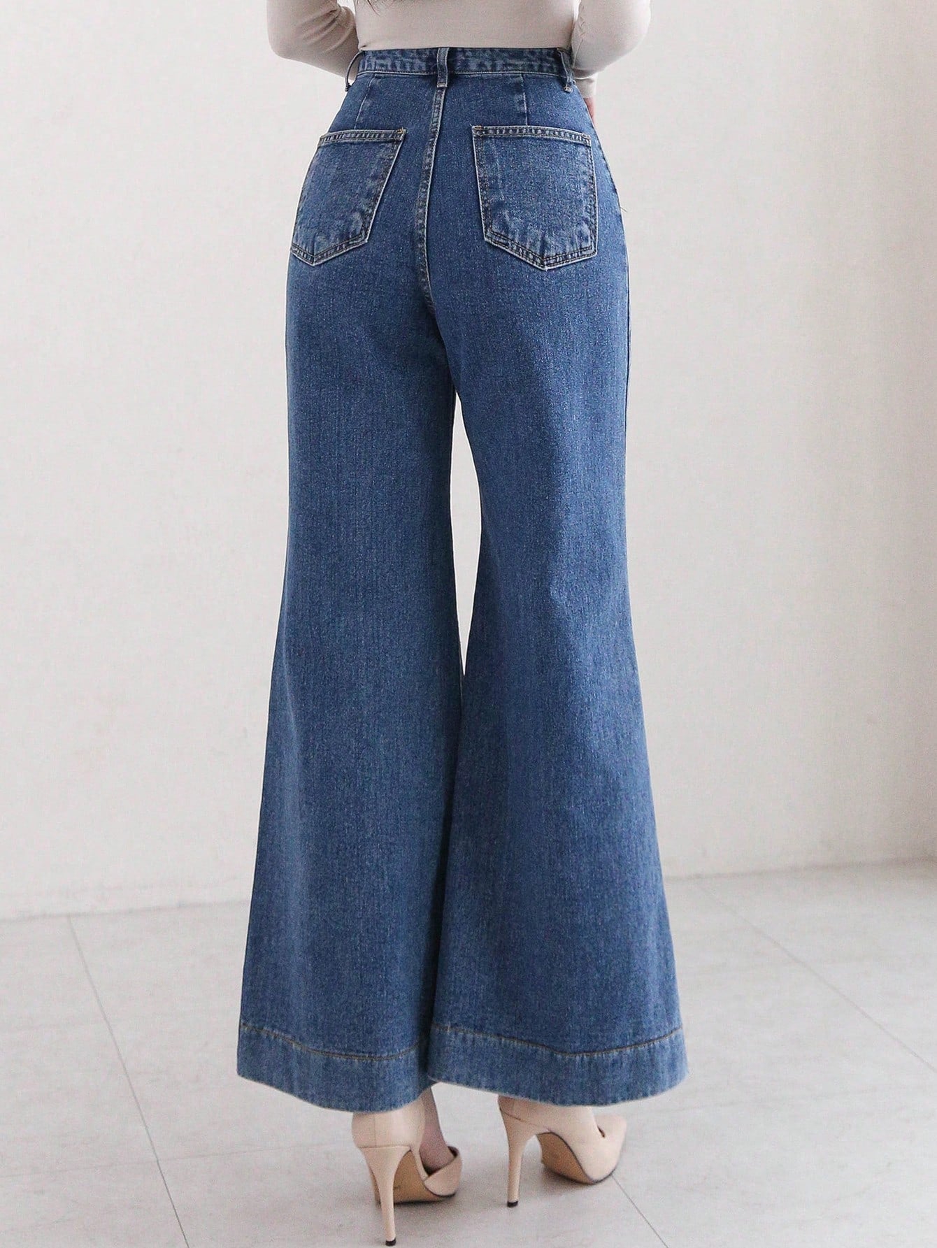 Women's Flare Leg Jeans With Double Pockets