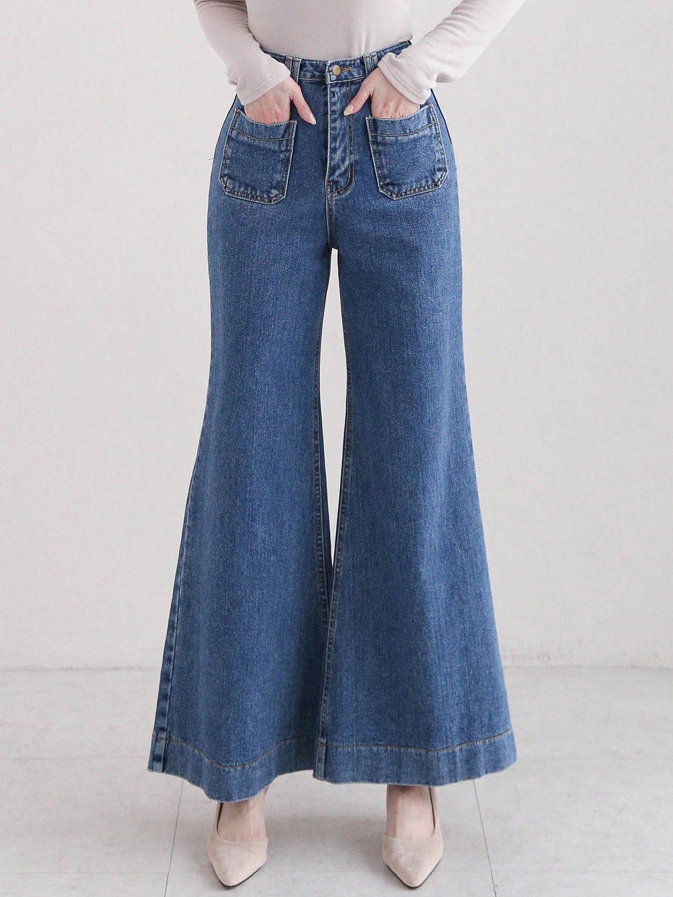 Women's Flare Leg Jeans With Double Pockets