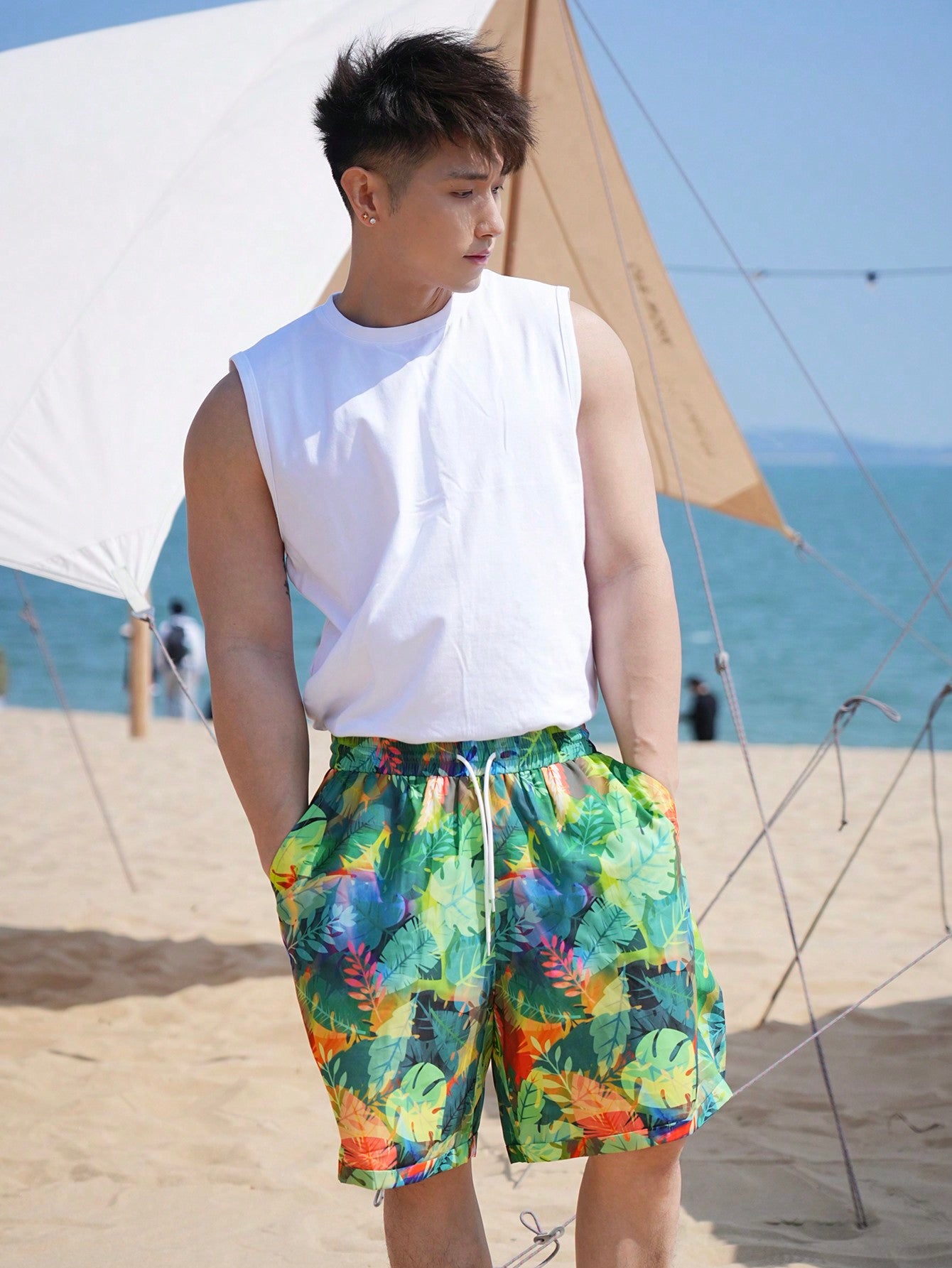 Men's Tropical Plant Print Vacation Style Casual Shorts For Summer