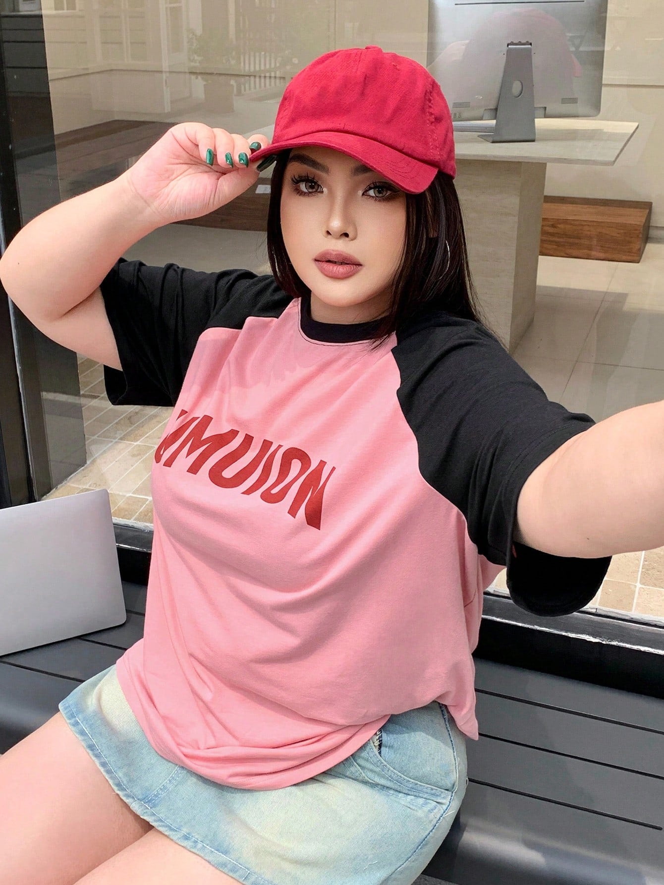 Plus Size Round Neck T-Shirt With Letter Print And Color-Block Raglan Sleeves