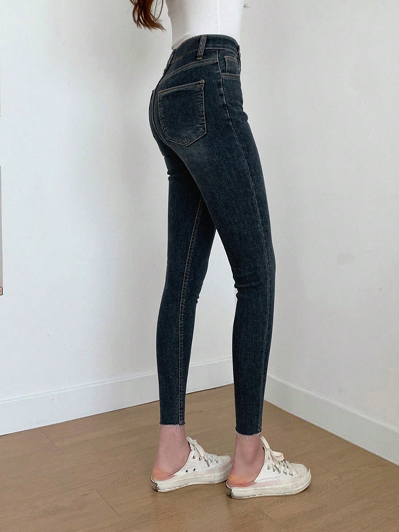 Slim Fit Denim Jeans With Pockets And Zipper