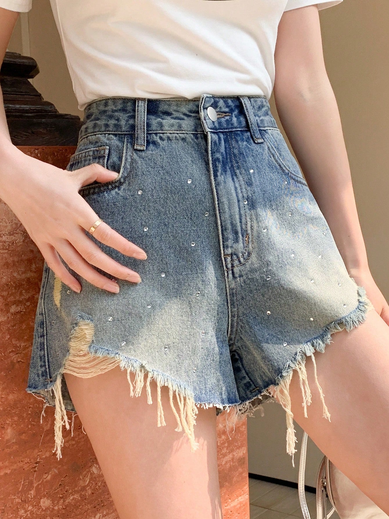 Women Distressed Frayed Hem Denim Shorts With Pockets