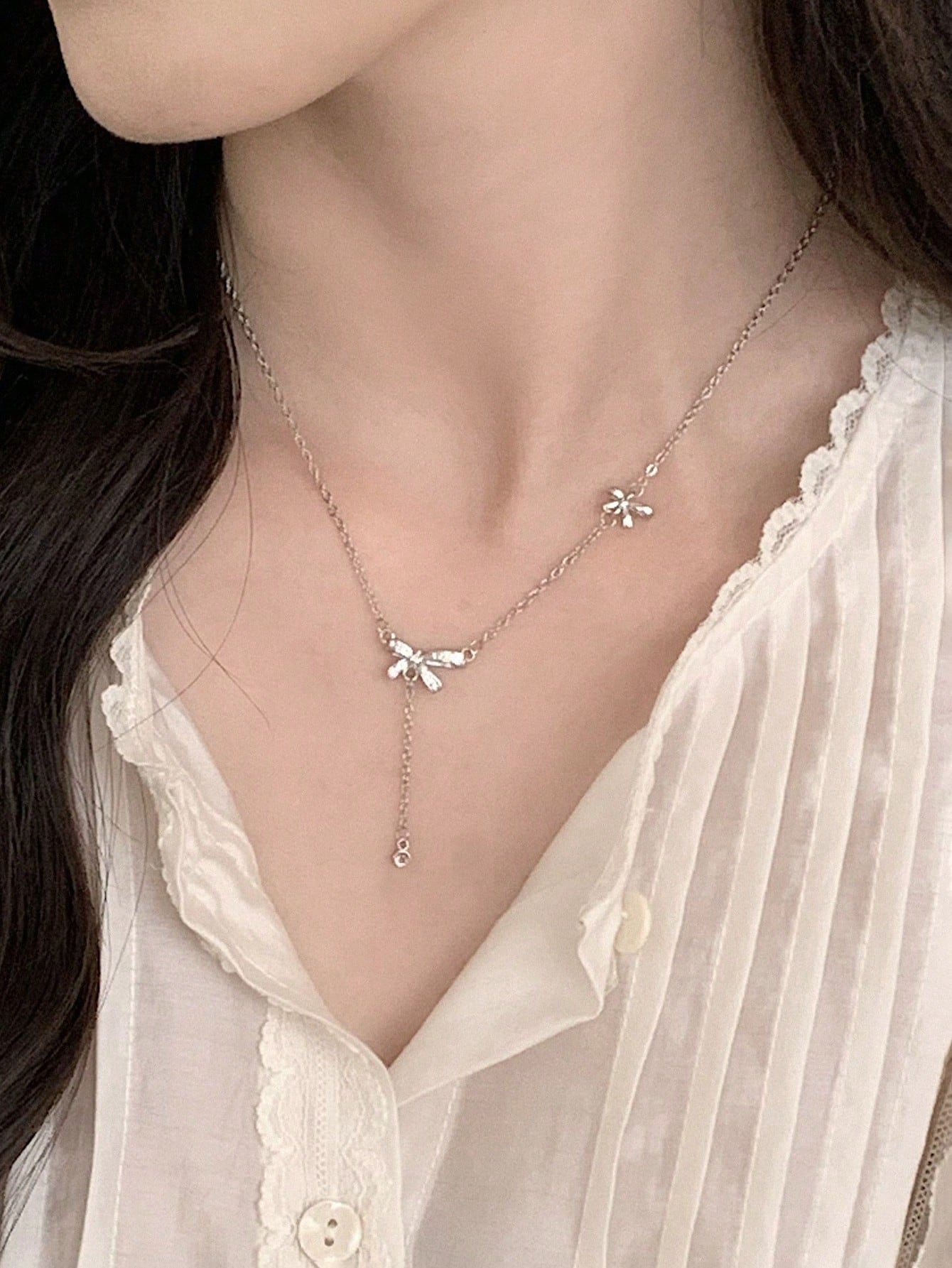 Fashionable And Luxurious Water-Drop Rhinestone Bow Detail Pendant Necklace That Matches All Outfits