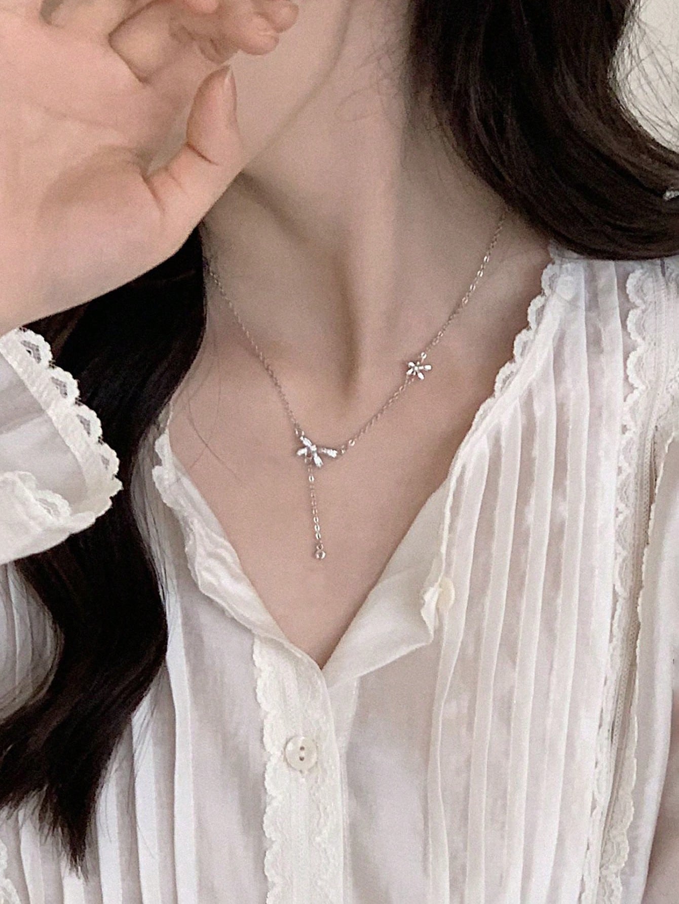 Fashionable And Luxurious Water-Drop Rhinestone Bow Detail Pendant Necklace That Matches All Outfits