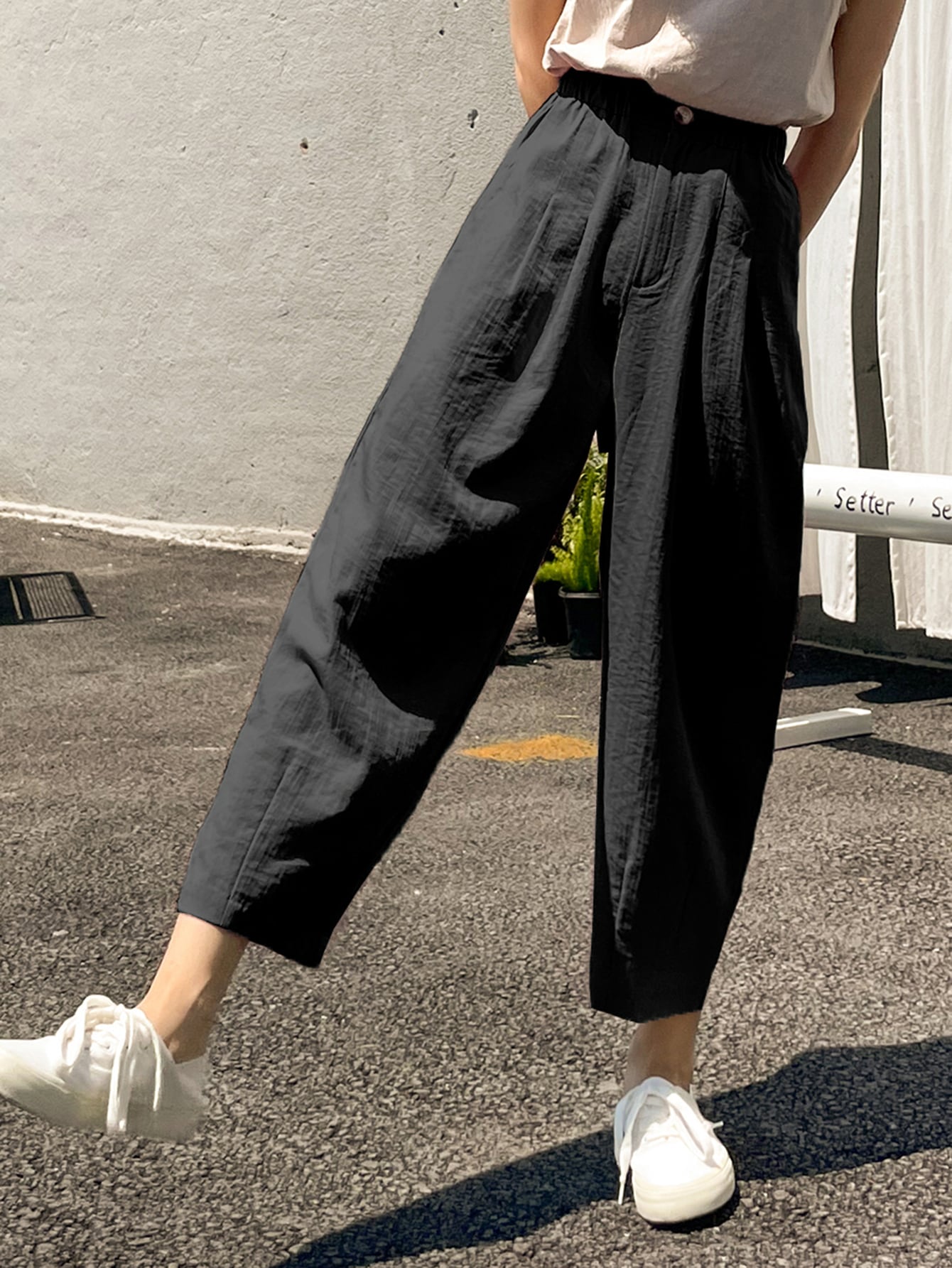 Plicated Detail Cropped Tapered Pants