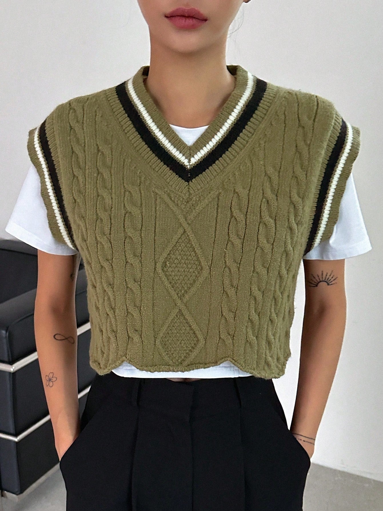 1pc Contrast Striped Trim Cable Knit Sweater Vest
