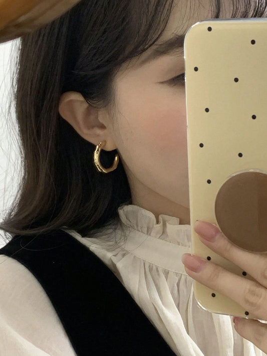 1 Pair Of Fashionable Gold Earrings For Women